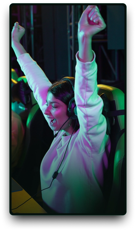 Esportsteam viert een overwinning tijdens een gaming sessie met headsets, toetsenborden en neonverlichting.
